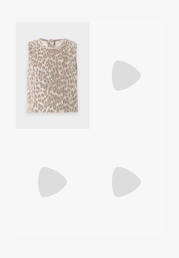 Haut beige sans manches avec imprimé léopard gris, col rond orné d’embellissements argentés en forme de feuilles, et fermeture par boutons dans le dos.; Jean bleu clair taille haute à jambes larges avec poches devant et derrière, fermeture à bouton et coutures visibles.; Chaussure slingback en cuir verni noir à bout pointu avec bride en T et petit talon bloc incliné sur fond blanc.; Petit sac à main marron foncé texturé avec une courte bandoulière et un fond arrondi sur un fond clair uni.
