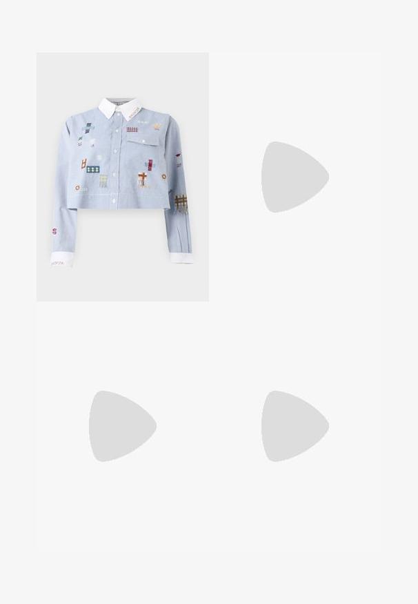Chemise courte bleu clair avec col et poignets blancs, décorée de patchs brodés colorés et d'une poche poitrine avec rabat à bouton.; Jupe en denim évasée de couleur bleu clair avec un motif floral subtil, dotée de deux poches latérales et d'une finition lisse avec ourlet.; Chaussure plate Mary Jane bleu clair avec une tige en mailles, bout arrondi, sangle réglable avec boucle en or et un petit talon noir.; Pochette en cuir souple beige avec cadre structuré et détail plissé à l'avant, équipée d'une fine bandoulière pour poignet et d'une fermeture éclair dorée.