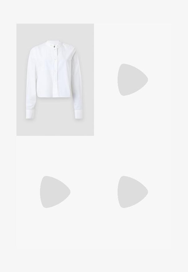 Chemise blanche raccourcie à boutons avec col officier, manches longues et petits boutons, confectionnée en tissu de coton lisse.; Jupe midi plissée noire avec une finition texturée légèrement brillante et un petit logo près de la ceinture.; Chaussure à talon haut en cuir noir avec un bout pointu, texture lisse et un talon effilé. Design minimaliste, sans embellissements supplémentaires.; Sac à main en cuir noir Calvin Klein avec de longues anses, une étiquette logo à l'avant et un charme géométrique argenté suspendu à une anse.