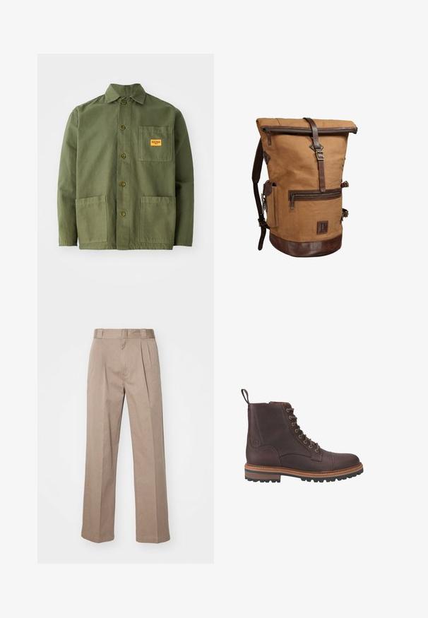 Olivgrüne Jacke aus schwerem Baumwollmaterial, mit spitzem Kragen, Knöpfen auf der Vorderseite und zwei großen aufgesetzten Taschen. Mit einem kleinen Logo-Patch versehen.; Beige, hoch taillierte Hosen mit weit geschnittenem Design. Verfügbar mit zwei Vorderfalten und einer glatten Textur. Standardlänge mit einem sauberen Finish.; Braune Leder-Stiefeletten mit Schnürung, strukturierter Oberfläche, kontrastierenden beigen Sohlen und Metallösen. Verfügen über eine Lasche zum einfachen An- und Ausziehen.; Brauner Canvas-Rolltop-Rucksack mit Lederriemen, Frontreißverschlusstasche, Seitentasche und Lederboden, isoliert auf weißem Hintergrund.