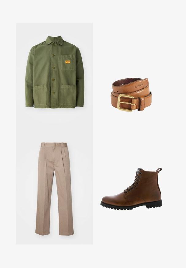 Oliven grøn jakke lavet af tung bomuld, med en spids krave, frontknapper og to store påsætningslommer. Inkluderer et lille logo patch.; Beige, høj talje bukser med bred ben-design. Har to forreste plisseringer og en glat tekstur. Standard længde med en ren finish.; Brune læder ankelstøvler med tekstureret overflade, metaløjer og sort gummisål. Har en træktab bagpå for nem påtagning.; Rullet brun læderbælte med messing spænde og Levi's logo præget nær enden mod en hvid baggrund.