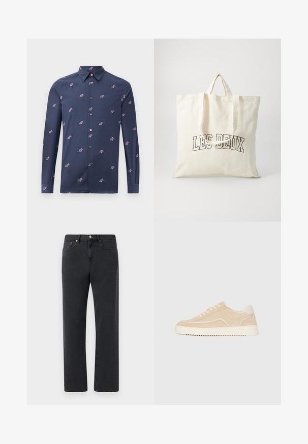 Navyblaue Baumwollbluse mit langen Ärmeln, die mit kleinen roten und weißen Sternmustern sowie braunen Knöpfen versehen ist. Klassisches Kragen-Design.; Schwarze Jeans aus Denim mit geradem Bein, fünf Taschen und Metallelementen. Der Stoff hat eine glatte, leicht strukturierte Oberfläche.; Beige Wildlederschuh mit weißer Sohle und Schnürsenkeln, niedrig geschnittenes Design und Zickzackprofil auf der Sohle.; Leinene Tragetasche in Off-White, mit kurzen Henkel und dem aufgedruckten Text "LES DEUX" in fetten schwarzen Buchstaben. Strapazfähiges, schlichtes Design.