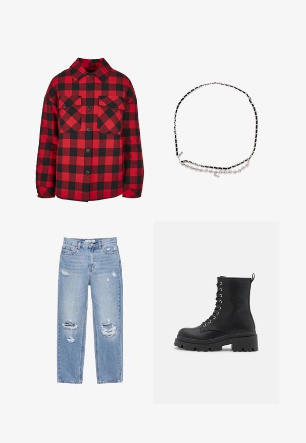 Rood en zwart geruit flanellen shirt, met knoopsluiting, voorzien van twee borstzakken en een omgeslagen kraag. Katoenen stof, relaxed fit.; Lichtblauwe rechtvallende spijkerbroek met versleten gaten op beide benen, vijfzakkenmodel en knoopsluiting in de taille.; Zwarte veterankers met een chunky zool, een gladde textuur, zilverkleurige details en een treklus aan de achterkant voor gemakkelijk aan- en uittrekken.; Zilveren kettingriem verweven met zwarte stof en een verstelbare gesp sluiting op een witte achtergrond.