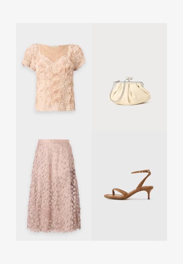 Blushroze blouse met korte mouwen, versierd met 3D rozenapplicaties en een V-hals, met doorzichtige kantstof eronder.; Lace midi-rok in zacht roze met bloemborduursels, voorzien van een aansluitende tailleband en gelaagd ontwerp, wat een delicate textuur benadrukt.; Bruine leren sandaal met bandjes, een lage kittenhak en een enkelriempje met een kleine gesp, zijaanzicht tegen een effen achtergrond.; Geplooide beige leren clutch met een zilveren metalen frame, voorzien van twee ronde decoratieve sluitingen en een zilveren kettingriem.