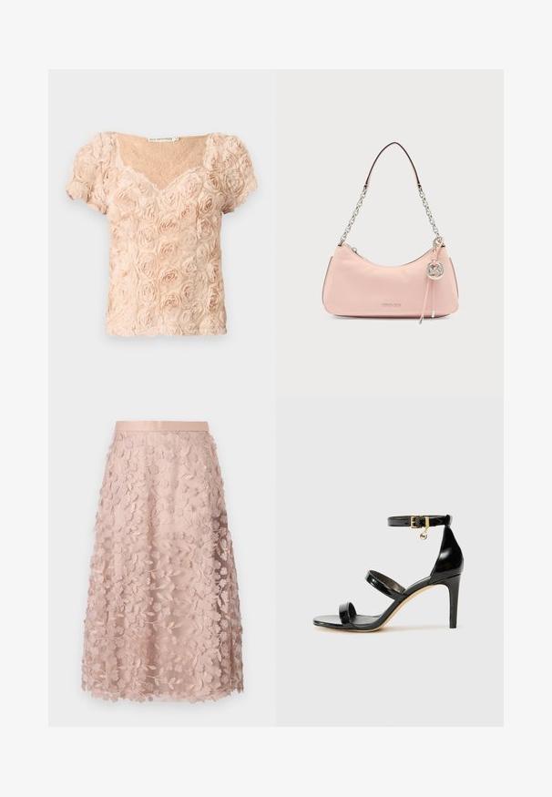 Lyserød blush kortærmet bluse med 3D-roseapplikationer og V-udskæring, der har transparent blonder under.; Blonder midi-nederdel i blød pink med blomstermotiver, der har en tætsiddende linning og lagdelt design, hvilket fremhæver en delikat struktur.; Sorte patenterede lædersandaler med tre stropper, ankelspænde og 10 cm stiletthæl. Har detaljer i guld og et logo charms.; Lyserød læder skuldertaske med sølvkæde-strop og Michael Kors-logo ved lynlåstrækkeren foran.