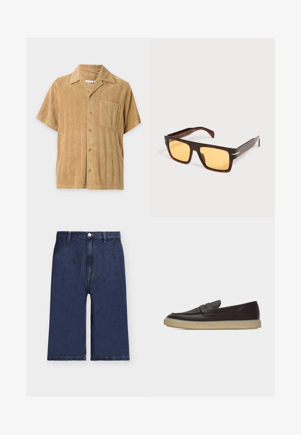 Chemise beige à manches courtes avec rayures verticales texturées, boutons sur le devant, poche poitrine et col classique sur fond uni.; Short en denim bleu foncé longueur genou avec passants pour ceinture, bouton de devant et braguette zippée, présenté sur un fond uni gris clair.; Mocassin en cuir marron foncé avec semelle en caoutchouc beige et design à enfiler, présenté en profil latéral sur fond blanc.; Lunettes de soleil rectangulaires en écaille avec de larges montures et des verres teintés jaunes sur fond blanc.