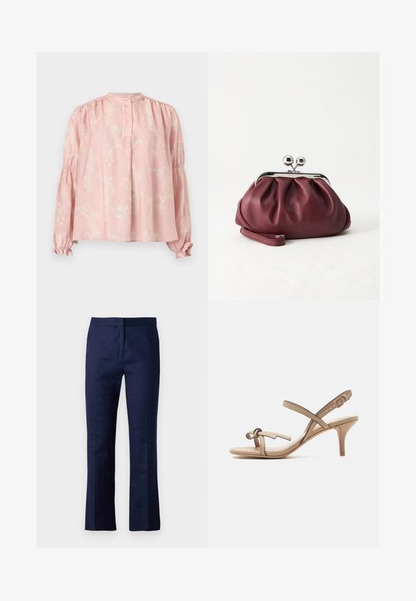 Lichtroze blouse met lange mouwen en een subtiel wit bloemig paisley patroon, knoopsluiting bij de kraag, geplooide schouders en gerimpelde elastische manchetten.; Navyblauwe op maat gemaakte broek van een gladde stof, met een rechte pijp, voorplooien en een getailleerde tailleband.; Beige sandalen met smalle bandjes, lage kittenhak, verstelbare enkelgesp en decoratieve knoop op het teenbandje.; Kleine bordeauxrode leren clutch-portemonnee met zilverkleurige metalen sluiting en polsbandje op een witte achtergrond.