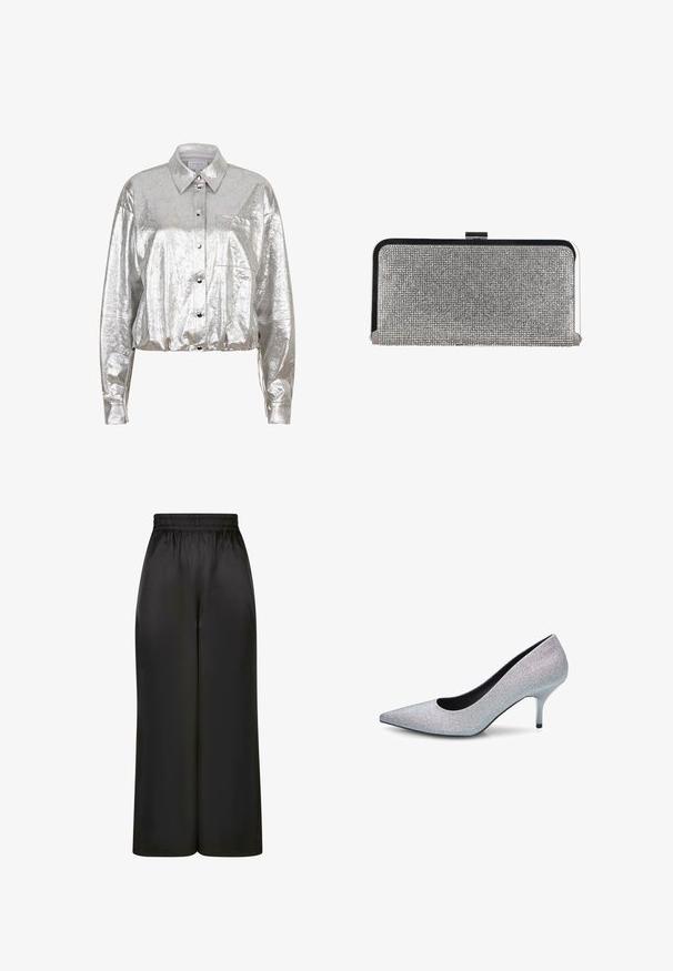 Chemise argent métallique à boutons, avec un col, des manches longues, une coupe cropped et une poche poitrine unique, le tout avec une texture lisse et brillante.; Pantalons larges noirs en tissu lisse et brillant, avec une taille élastique et sans poches ni détails en métal visibles.; Chaussure à talons aiguilles en textile paillettes argentées, avec un talon fin, un intérieur noir et une texture lisse. Idéale pour les occasions formelles.; Pochette rectangulaire argentée couverte de petits strass avec un cadre en métal noir et argenté et une fermeture à clip.