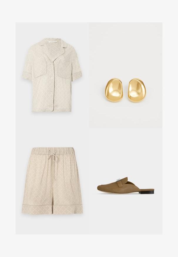 Chemise à manches courtes boutonnée en beige clair avec un motif en losange, deux poches poitrine et un col en V. Texture de tissu lisse.; Shorts beiges en tissu doux avec une taille élastique, un cordon de serrage et une texture à motif en losanges. Comprend un ourlet à revers.; Mule en daim marron à enfiler avec un bout pointu, détail boucle argentée, et talon plat noir sur fond blanc.; Boucles d'oreilles en forme de clou de couleur or, avec une forme lisse et arrondie et une surface réfléchissante, mettant en avant un design minimaliste sans motifs visibles.