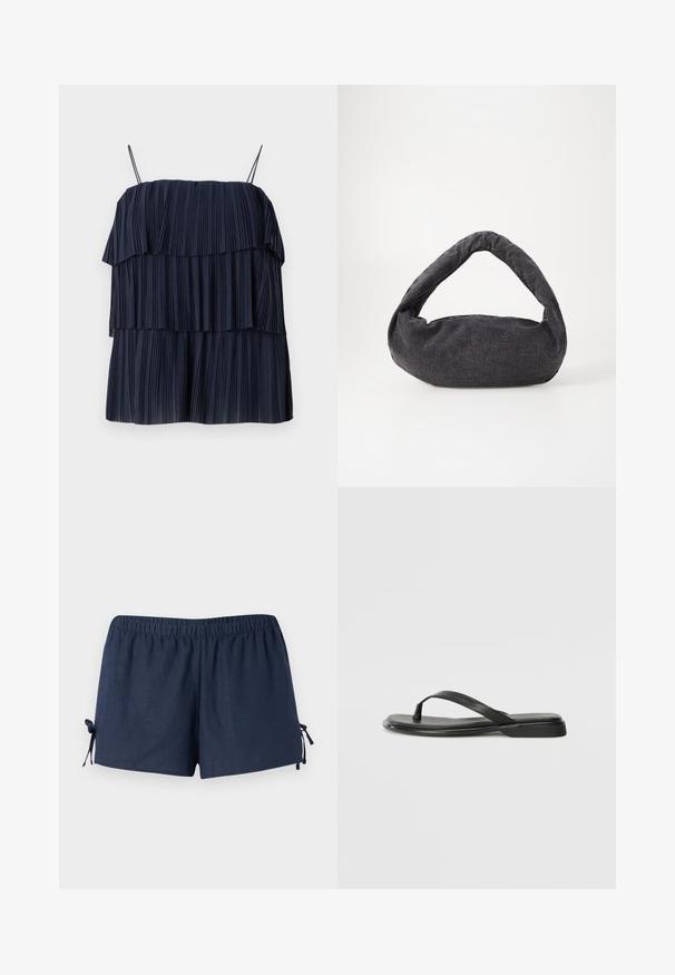 Marineblauw geplooid top met gelaagd ontwerp, dunne bandjes en zachte textuur. Elke laag heeft verticale plooien, waardoor diepte en beweging ontstaan.; Marineblauwe shorts met een elastische tailleband en verstelbare banden aan de zijkanten. De stof lijkt glad met een lichte glans. Ontspannen pasvorm, boven de knie.; Zwarte teenflip-flop van glad leer, met een dunne band en een platte zool met een minimalistisch profiel. Geen opvallende patronen of accenten.; Donkergrijze stoffen tas met een gebogen handvat, zachte textuur en ronde vorm. Geen zichtbare hardware of versieringen.