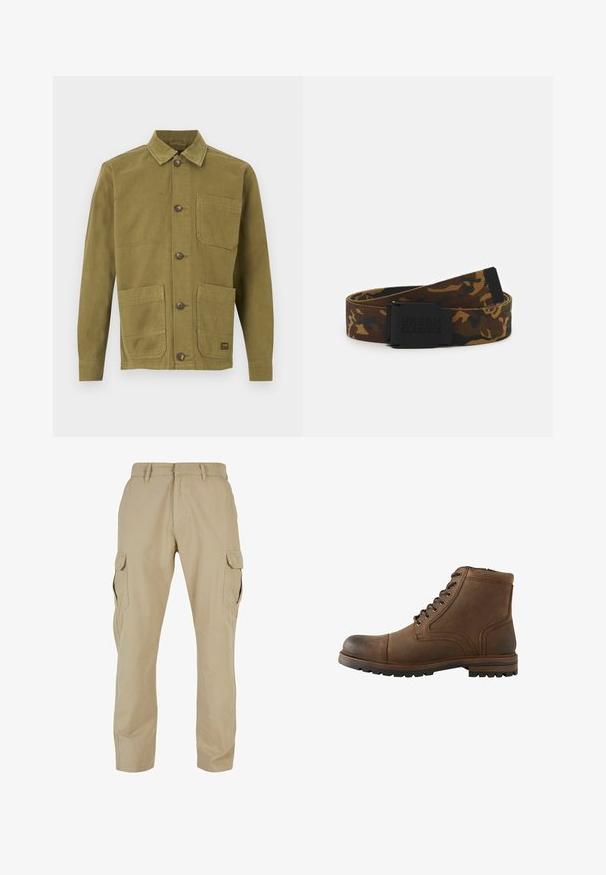 Olivgrüne Canvas-Jacke mit Kragen, zwei Fronttaschen und Knopfverschluss. Strukturierter Stoff mit sichtbaren Nahtdetails.; Beige Cargo-Hosen aus Baumwolltwill mit mehreren Seitentaschen, geradem Bein Design und einem Reißverschluss mit Gürtelschlaufen.; Brauner Leder-Stiefel mit Schnürung vorne und robuster Sohle, geeignet für Freizeit- oder Outdoor-Einsätze.; Tarnstoffgürtel in Brauntönen und Grüntönen, mit einer schwarzen Schnalle mit dem Logo "URBAN CLASSICS" und einer strukturierten Oberfläche.