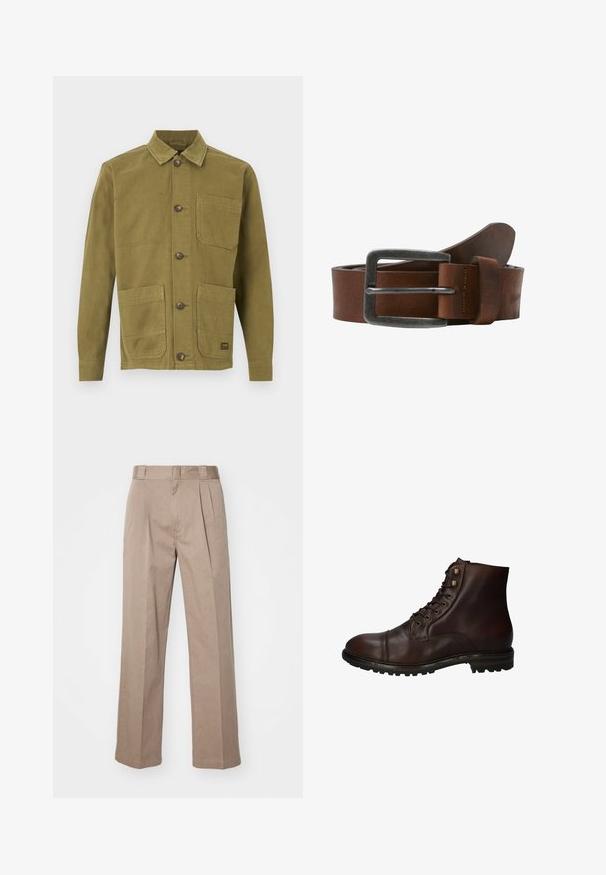 Olivengrøn lærredsjakke med krave, to frontlommer og lukkes med knapper. Tekstureret stof med synlige syningsdetaljer.; Beige, høj talje bukser med bred ben-design. Har to forreste plisseringer og en glat tekstur. Standard længde med en ren finish.; Mørkebrun læder snørebånd ankelstøvle med robuste gummisål og metaløjer, set fra den ydre side.; Brun læderbælte med en børstet metalspænde, har en glat tekstur og et klassisk design. Remmen bliver smallere mod enden.