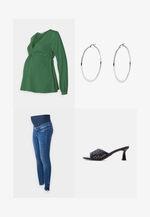 Groene zwangerschaps-top met een V-hals, lange mouwen en een empire taille, gemaakt van zachte stof met een gladde textuur.; Zwangerschapsjeans in donkerblauwe denim. Slim fit met een rekbare, ondersteunende buikband. Voorzien van zijritsen bij de enkel.; Zwarte open-teen mule met geweven leren bovenwerk en slanke, middelhoge hak op een eenvoudige lichte achtergrond.; Grote zilveren creolen met een gepolijste metalen afwerking, met een glad, circulair ontwerp en een veilige sluiting.