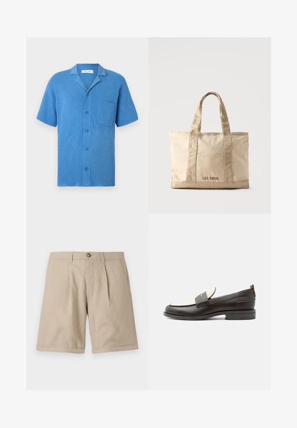 Kurzärmeliges, blaues Hemd mit Knopfleiste, gefertigt aus strukturiertem Stoff. Verfügt über einen Reverskragen und eine Brusttasche.; Beige Leinen-Shorts mit geradem Schnitt, vorn mit Abnähern, Knopfverschluss und Umschlag am Saum. Glatte Textur mit minimalistischem Design.; Dunkelbrauner Herrenschuh aus Leder mit cremefarbenem Stoffpaneel und klassischem, genähtem Riemendetail, flacher Sohle und Zuglasche an der Ferse.; Beige Leinwand-Tragetasche mit zwei Griffen und Vordertasche, "LES DEUX" auf der Tasche bestickt.