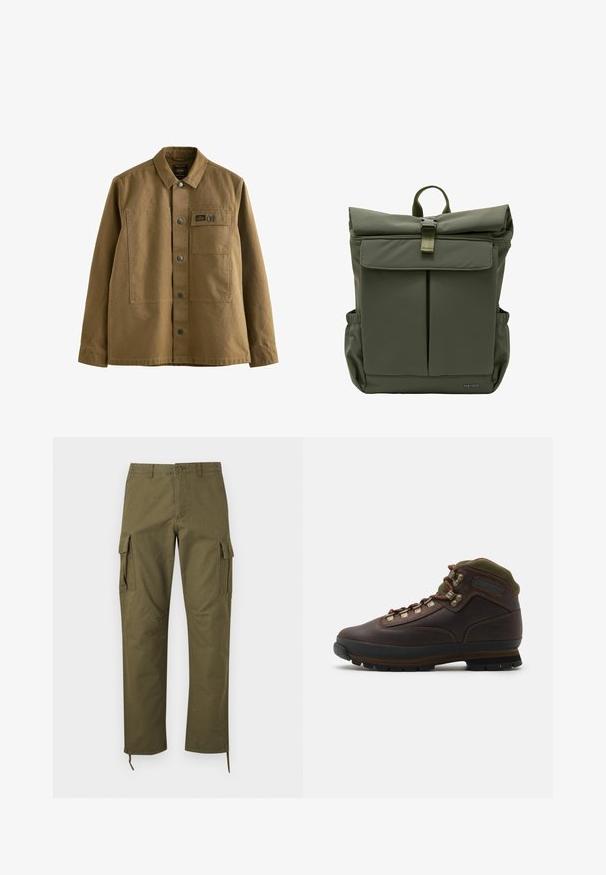 Braune Canvasjacke mit eingesetztem Kragen, vorderem Knopfverschluss, zwei Brusttaschen und strukturierter Stoffverarbeitung. Militärisch inspiriertes Design.; Olivgrüne Cargohosen mit seitlichen Klappentaschen, vorderer Knopfleiste, Gürtelschlaufen und verstellbaren Kordeln am Saum.; Brauner Leder-Wanderschuh mit grünem Stoffkragen. Besitzt Metall-Schnürhaken, Gummisohle und strukturiertes Profil für besseren Halt.; Olivgrüner Rolltop-Rucksack mit vorderer Klappentasche, Metall-Schnallenverschluss, Seitentaschen und geflochtenem oberen Tragegriff.