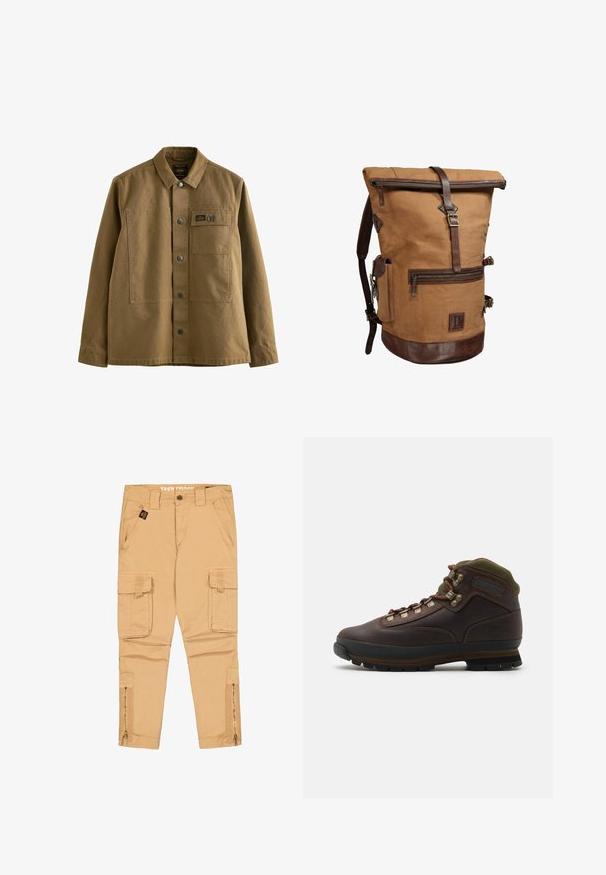 Braune Canvasjacke mit eingesetztem Kragen, vorderem Knopfverschluss, zwei Brusttaschen und strukturierter Stoffverarbeitung. Militärisch inspiriertes Design.; Beige Cargohose mit Frontknopf, Gürtelschlaufen, zwei Seitentaschen, zwei Klapp-Cargotaschen und Reißverschlüssen an den unteren Hosenbeinen.; Brauner Leder-Wanderschuh mit grünem Stoffkragen. Besitzt Metall-Schnürhaken, Gummisohle und strukturiertes Profil für besseren Halt.; Brauner Canvas-Rolltop-Rucksack mit Lederriemen, Frontreißverschlusstasche, Seitentasche und Lederboden, isoliert auf weißem Hintergrund.