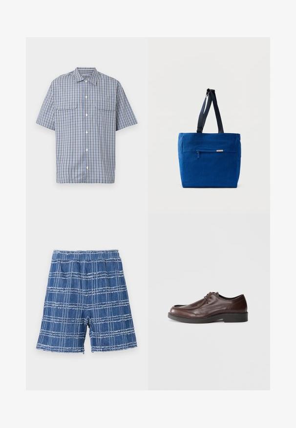 Korte mouwen overhemd met knoopsluiting in blauw, wit en zwart ruitpatroon en twee borstflapzakken op een witte achtergrond.; Denim shorts met een rafelig zoom, met een blauw geruit patroon. Elastische tailleband, recht модел en zachte textuur.; Bruine leren nette schoen met een ronde neus, minimale stiksels en een stevige zwarte zool. Voorzien van vetersluiting en een gladde textuur.; Blauwe canvas boodschappentas met een voorvak met rits, dubbele schouderbanden en een rechthoekige vorm. Heeft een subtiel merklabel.
