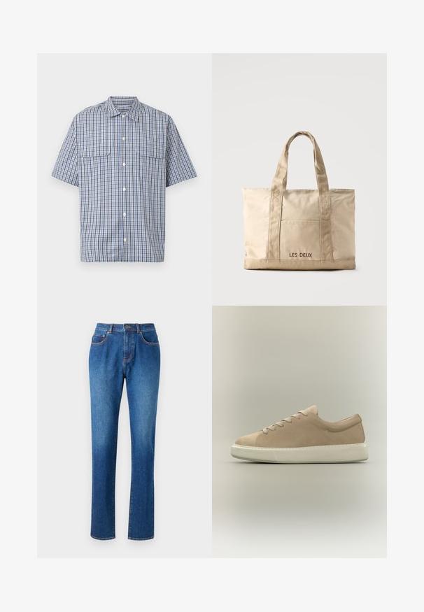 Korte mouwen overhemd met knoopsluiting in blauw, wit en zwart ruitpatroon en twee borstflapzakken op een witte achtergrond.; Blauwe denim jeans met een rechte pijp, vijf zakken, een tailleband met riemlussen en contrasterende steken langs de naden.; Beige suède lage sneaker met veters aan de voorkant en een dikke witte rubberen zool op een neutrale achtergrond.; Beige canvas tas met twee handvatten en een voorvak, "LES DEUX" geborduurd op het vak.