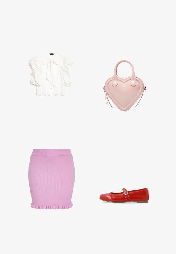 Witte eyelet-blouse met pofmouwen, geschulpte zoom en een strikje aan de kraag, met label "sister jane."; Gebreide roze minirok met geribbelde textuur en gerimpelde zoom, aansluitende stijl met elastische tailleband.; Rode gepatenteerde leren ballerina met een ronde neus, een decoratieve band met een ronde gesp en een gladde, glanzende afwerking.; Lichtroze handtas in de vorm van een hart met dubbele handgrepen en zijritsen, gemaakt van glad leer.