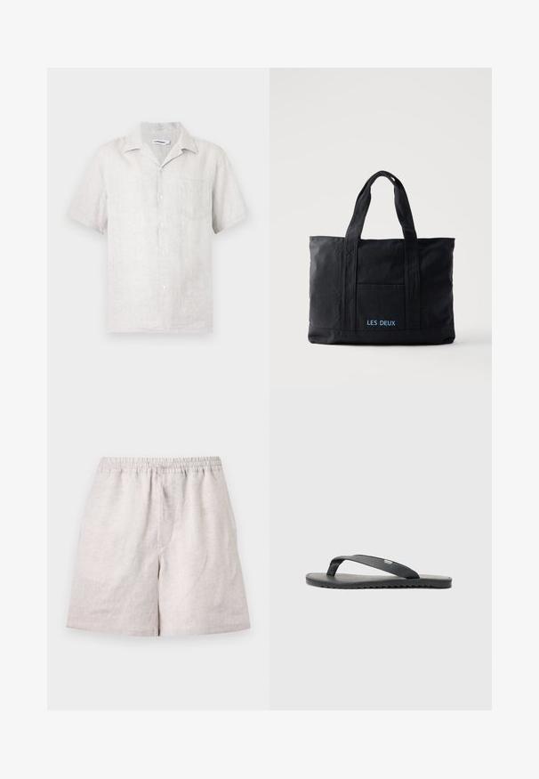 Kurzärmeliges Hemd zum Knöpfen aus hellbeigem Leinen mit linker Brusttasche und klassischem Kragen.; Hellbeige Leinen-Shorts mit elastischem Bund und Kordelzug, knielang, flach liegend auf weißem Hintergrund.; Schwarze Flip-Flops mit strukturierten Riemen, flacher Sohle und gezacktem Rand. Hergestellt aus Gummi mit glatter Oberfläche und minimalistischer Gestaltung.; Schwarze Canvas-Tragetasche mit zwei Henkeln, Fronttasche und „LES DEUX“ in Blau auf der Fronttasche bestickt.