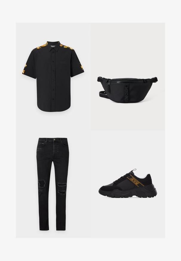 Čierna košeľa s krátkym rukávom na gombíky so žltým a oranžovým barokovým vzorom na ramenách a rukávoch, logo Versace Jeans Couture na hrudi.; Čierne rifľové nohavice so štíhlym strihom, ktoré majú roztrhnutia na kolenách, tónové švy a klasické zapínanie na gombík a zips.; Čierna masívna teniska s textúrovanou podrážkou, včelím plástovým vzorom pri päte a zlatým logom "Versace Jeans Couture" na boku.; Čierna ľadvinka Moschino s predným zipsom a nastaviteľným remienkom na jednoduchom svetlom pozadí.