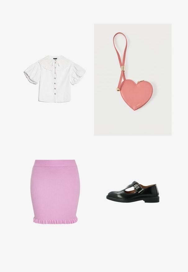 Witte blouse met grote geschulpte kraag, goudkleurige knopen aan de voorkant en volumineuze korte pofmouwen.; Gebreide roze minirok met geribbelde textuur en gerimpelde zoom, aansluitende stijl met elastische tailleband.; Zwarte leren Mary Jane-schoen met een T-strap, zilveren sluiting, ronde neus en een lage zool. Gladde textuur met een gepolijste afwerking.; Roze leren muntportemonnee in hartvorm met polsbandje en gouden rits, gebrandmerkt met kleine gouden tekst "Furla".
