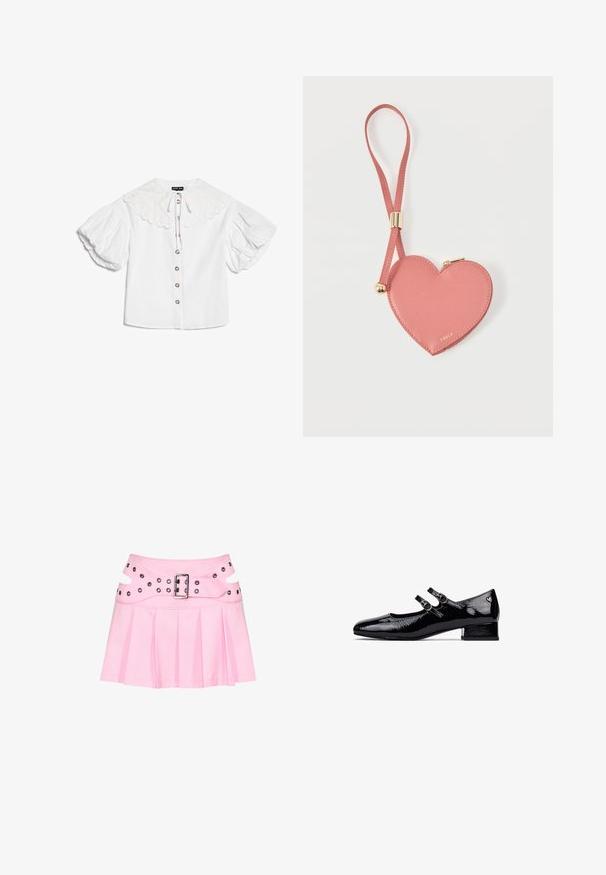 Witte blouse met grote geschulpte kraag, goudkleurige knopen aan de voorkant en volumineuze korte pofmouwen.; Roze geplooide minirok met brede dubbel gelaagde tailleband, zilveren gesp en meerdere oogjes voor bevestiging en decoratie.; Zwarte gepatineerde leren Mary Jane-schoenen met een lage blokhak, dubbel bandontwerp en ronde metalen gespen. Glad, glanzend oppervlak.; Roze leren muntportemonnee in hartvorm met polsbandje en gouden rits, gebrandmerkt met kleine gouden tekst "Furla".