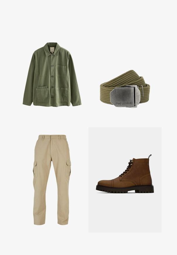 Olivengrøn knapjakke med krave, lange ærmer, én brystlomme og to nederste frontlommer.; Beige cargo bukser lavet af bomulds twill, med flere sidelommer, lige ben design og lynlås med bæltestropper.; Brun læder snørefri ankelstøvle med tyk sort sål og hængslet på en hvid baggrund.; Olivengrønt vævet stofbælte med en stor rektangulær børstet metal spænde indgraveret med "PME LEGEND."