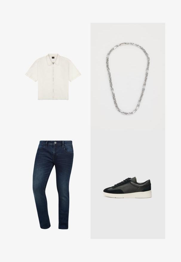 Korte mouwen, gebroken wit cropped shirt met kraag en ritssluiting aan de voorkant, met een rafelige zoom en een Lee merklabel aan de binnenkant van de kraag.; Donkerblauwe denim jeans met een slim fit, voorzien van een klassiek vijf-pocket ontwerp en een metalen knopsluiting bij de taille.; Lage sneakers met een mix van zwart suède en gestructureerd leer, een witte rubberen zool en zwarte veters. Subtiele branding aan de zijkant.; Calvin Klein ASPIRE - Ketting - silver-coloured