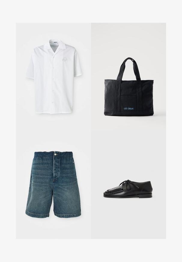 Weißes Kurzarmhemd aus Baumwolle mit durchgehender Knopfleiste vorne. Verfügt über ein dezentes, eingesticktes Logo auf der Brust. Klassisches Kragenschnittdesign.; Dunkelblaue Denim-Shorts mit lockerer Passform, Knopfverschlüsse und sichtbaren Nähten an Saum und Taschen.; Schwarze Lederschuhe mit geflochtenem Design an der Zehenpartie, runder Schnürverschluss und einer flachen, kompakten Sohle. Glatte Textur durchgehend.; Schwarze Canvas-Tragetasche mit zwei Henkeln, Fronttasche und „LES DEUX“ in Blau auf der Fronttasche bestickt.
