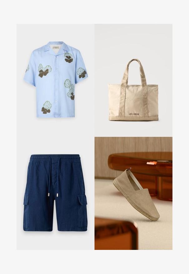 Kurzarmhemd aus hellblauem Stoff mit grünen und dunkelbraunen Blumenmustern. Klassischer Kragen mit Knöpfen an der Vorderseite.; Marineblaue Cargo-Shorts aus leichtem Material, mit einem elastischen Bund und Kordelzug, zwei Seitentaschen und einer Beintasche.; Beige Leinwand-Espadrille mit gewebter Sohle und kleinem trikolorem Fersenlasche, platziert auf einem hellen Teppich mit bernsteinfarben getönter Einrichtung im Hintergrund.; Beige Leinwand-Tragetasche mit zwei Griffen und Vordertasche, "LES DEUX" auf der Tasche bestickt.