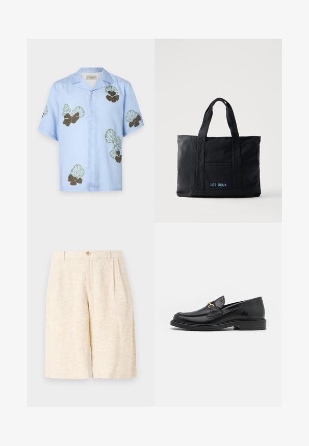 Kurzarmhemd aus hellblauem Stoff mit grünen und dunkelbraunen Blumenmustern. Klassischer Kragen mit Knöpfen an der Vorderseite.; Beige maßgeschneiderte Shorts aus strukturiertem Gewebe, mit vorderen Falten, einem Knopfverschluss und einem geraden Bein-Design.; Schwarze Lederleter mit einer abgerundeten Zehenpartie, ausgestattet mit goldenen Hardwareakzenten und Stichdetails, auf einer niedrigen, strukturierten Gummisohle.; Schwarze Canvas-Tragetasche mit zwei Henkeln, Fronttasche und „LES DEUX“ in Blau auf der Fronttasche bestickt.
