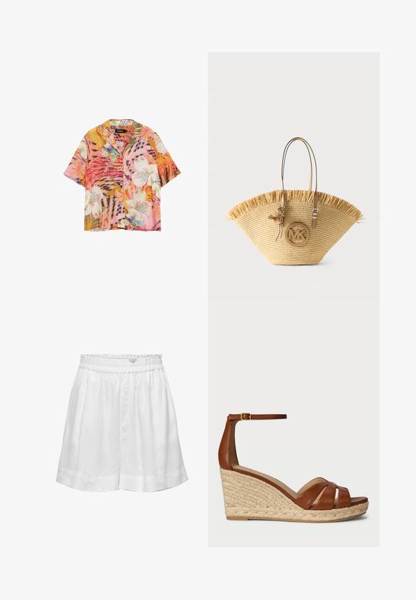 Camisa de manga corta con botones y patrones vibrantes de flores y hojas tropicales en tonos rosa, naranja, blanco y verde.; Pantalones cortos de lino blanco con cintura elástica y corte relajado. Presentan una textura suave y dobladillos con puños para un detalle adicional.; Sandalias de cuña de cuero marrón con una correa en el tobillo, que presentan una plataforma de yute trenzado y un diseño de tiras cruzadas. Materiales duraderos y texturizados.; Bolso tote grande de paja tejida con asas de cuero marrón claro, borde superior con flecos y colgante redondo con el logo MK en la parte frontal.