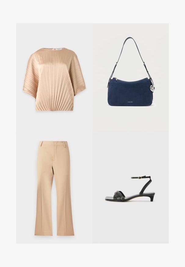 Beige kortærmet bluse med lodrette plisseringer, rund halsudskæring og lynlås bagpå.; Beige brede bukser med en glat tekstur, der har en mid-rise talje og rene frontfolder. Simpel design, ingen synlige udsmykninger.; Sorte lædersandal med firkantet tå, vævet remdesign, ankelrem med gyldent hardware og en lav, spidset hæl.; Mørkeblå skuldertaske i ruskind med en buet form, sølvbeslag og en emblemakcent. Indeholder en lang justerbar rem og lynlås.