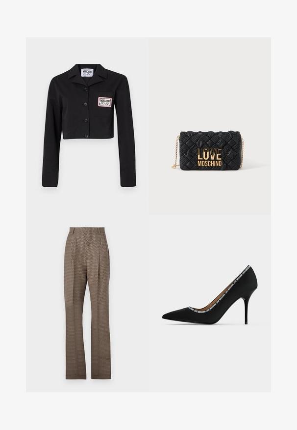 Sort cropped jakke lavet af et glat stof, med knaplukning foran, spidse kraver og en brystlomme med en hvid og pink logo-patch.; Brune mønstrede bukser med en struktureret overflade, der har en skræddersyet pasform, læg og lige ben. Designet inkluderer et geometrisk mønster.; Sort spids højhælet sko med stiletthæl og "LOVE MOSCHINO" tekstkant langs åbningens kant, sidevisning på hvid baggrund.; Sort quiltet crossbody taske med guldkæde-rem og stort guld "LOVE MOSCHINO" logo foran.