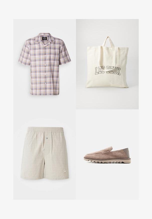 Camisa de cuadros de manga corta en color beige, con acentos en azul y marrón, cuello y botones en la parte delantera. Hecha de tejido liviano, muestra un patrón de cuadros.; Pantalones cortos de cuadros en beige claro con una textura suave, cintura elástica y un bordado decorativo de un ganso blanco cerca del dobladillo.; Mocasín de ante marrón claro con suela de goma en zigzag y parche de talón liso, vista lateral sobre fondo blanco liso.; Bolsa de lona en color blanco roto, con asas cortas y el texto impreso "LES DEUX" en letras negras en negrita. Diseño duradero y sencillo.