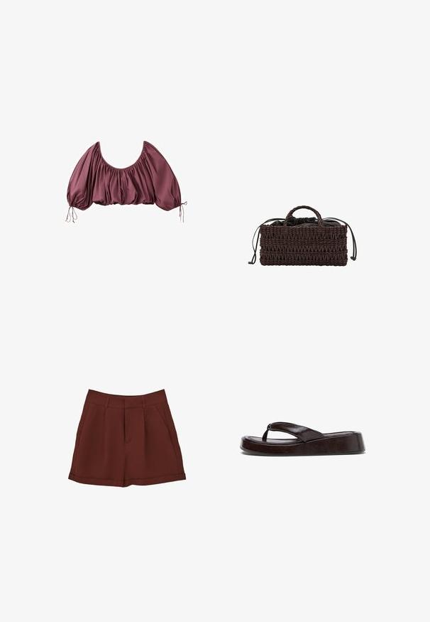 Beskåret, off-shoulder bluse i dyb mauve med samlet stof og elastiske pufærmer, bundet ved håndleddene.; Bordeaux shorts lavet af et glat stof, med et klassisk design med flad front, sidelommer og optrukket kant.; Mørkebrun platformsandaler med flip-flop design, tyk polstret sål og brede læderremme, vist fra siden på hvid baggrund.; Rektangulær mørkebrun vævet håndtaske med to korte håndtag og en sort stofpose med snøre indeni.