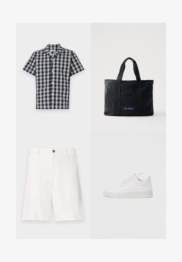 Kurze Hemdärmel in marineblauem und weißem kariertem Muster, aus weichem Material gefertigt, mit Knopfleiste und zwei vorderen Taschen.; Weiße Bermuda-Shorts aus leichtem Stoff mit lockerer Passform, ausgestattet mit einem braunen Knopf und vorderen Taschen.; Weißer Ledersneaker mit abgerundetem Zehenbereich, flacher Sohle und Schnürverschluss. Verfügt über Nahtdetails und einen gepolsterten Kragen für zusätzlichen Komfort.; Schwarze Canvas-Tragetasche mit zwei Henkeln, Fronttasche und „LES DEUX“ in Blau auf der Fronttasche bestickt.