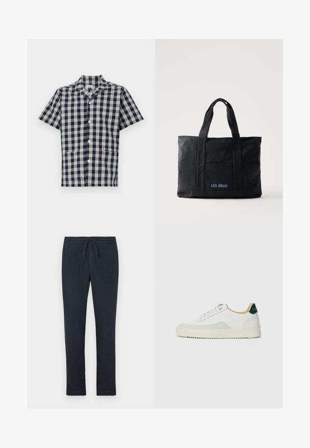 Kurze Hemdärmel in marineblauem und weißem kariertem Muster, aus weichem Material gefertigt, mit Knopfleiste und zwei vorderen Taschen.; Dunkelmarineblaue Leinenhose mit Kordelzugbund, geradem Bein und minimaler Textur. Keine sichtbaren Muster oder Hardwaredetails.; Weiße Sneaker mit Wildlederelementen, runder Zehenpartie, flachen Schnürsenkeln und einer cremefarbenen Gummisohle. Mit grünen Markenlogo am Fersenbereich.; Schwarze Canvas-Tragetasche mit zwei Henkeln, Fronttasche und „LES DEUX“ in Blau auf der Fronttasche bestickt.