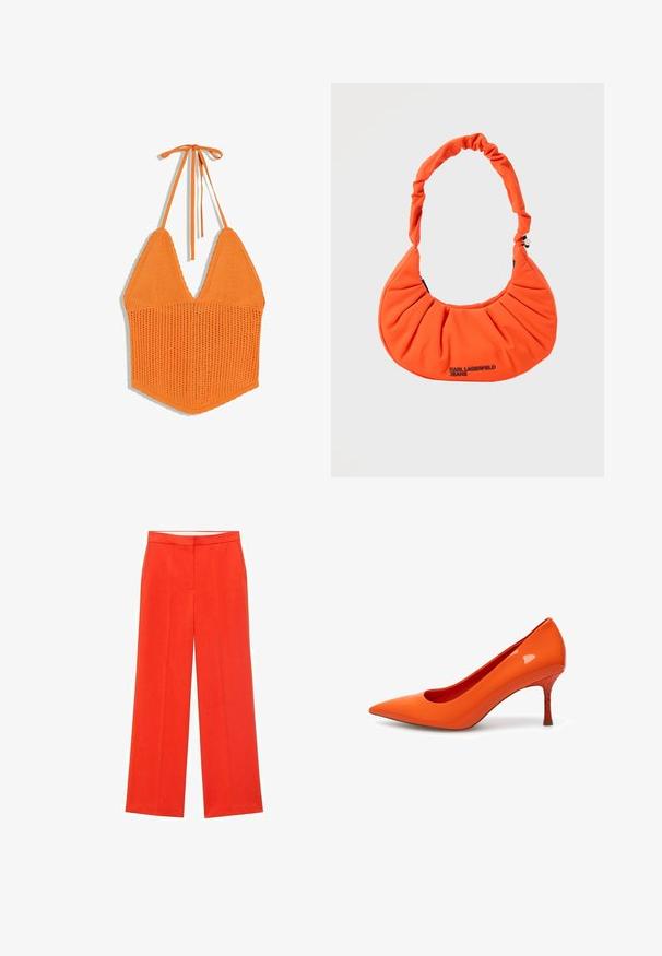 Oranges gestricktes Neckholder-Top mit dreieckigen Cups und Bindebändern im Nacken, mit einer strukturierten, offenen Strickmusterung im unteren Bereich.; Rote weite Hosen im maßgeschneiderten Design, mit flachem Vorderteil, zwei Seitentaschen und glatter Textur. Ideal für formelle oder lässige Anlässe.; Woden WODEN - Pumps - tiger; Leuchtend orangefarbene, sichelförmige Handtasche mit gerafftem Stoff und gepolstertem Riemen, vorne mit dem Logo "Karl Lagerfeld Jeans".