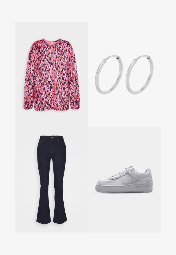 Marks & Spencer Bluse - pink mix; Marks & Spencer Eva - Jeans Bootcut - blue denim; Graue Nike Air Force 1 Sneaker mit perforierter Zehenpartie, Obermaterial aus glattem Leder, dicker Sohle und geprägtem 'AIR'-Detail an der Ferse.; Silberne Creolen, kreisförmig, mit glatter, glänzender Oberfläche und gleichbleibender Breite. Minimalistisches Design ohne zusätzliche Akzente.