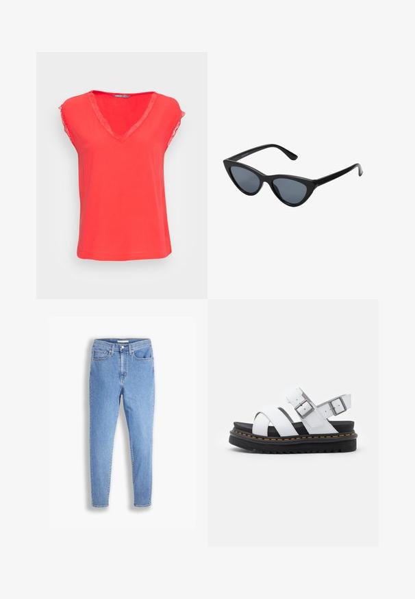 ONLY ONLJASMINA V NECK - Bluse - poppy red; Lyseblå high-waist slim-fit jeans med for- og baglommer, knaplukning og bæltestropper på en hvid baggrund.; Hvide lædersandaler med justerbare spænder, lagdelt sort platformssål og orange syning langs kanten.; Sorte katteøje solbriller med mørkegrå linser, slankt plastisk stel, spidse hjørner og lige stænger. Ingen synlig hardware eller dekorationer.