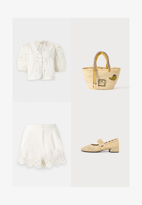 Weiße Bluse mit kurzen Ärmeln, mit gewellten Kanten, floraler Lochstickerei, Knopfleiste vorne und Puffärmeln.; Weiße High-Waist-Shorts mit gewellten Kanten und filigranen Spitzenstickereien am Saum, ausgestattet mit einem verdeckten Reißverschluss vorne.; Beiger gewebter Mary Jane Schuh mit niedrigem Blockabsatz und Schnallenriemen über dem Spann vor einfarbigem Hintergrund.; Geflochtene Strohtasche mit geflochtenen gelben und beigen Griffen, dekoriert mit einem Bananen-Aufnäher und kleinem gerahmtem Fischmotiv vorne.
