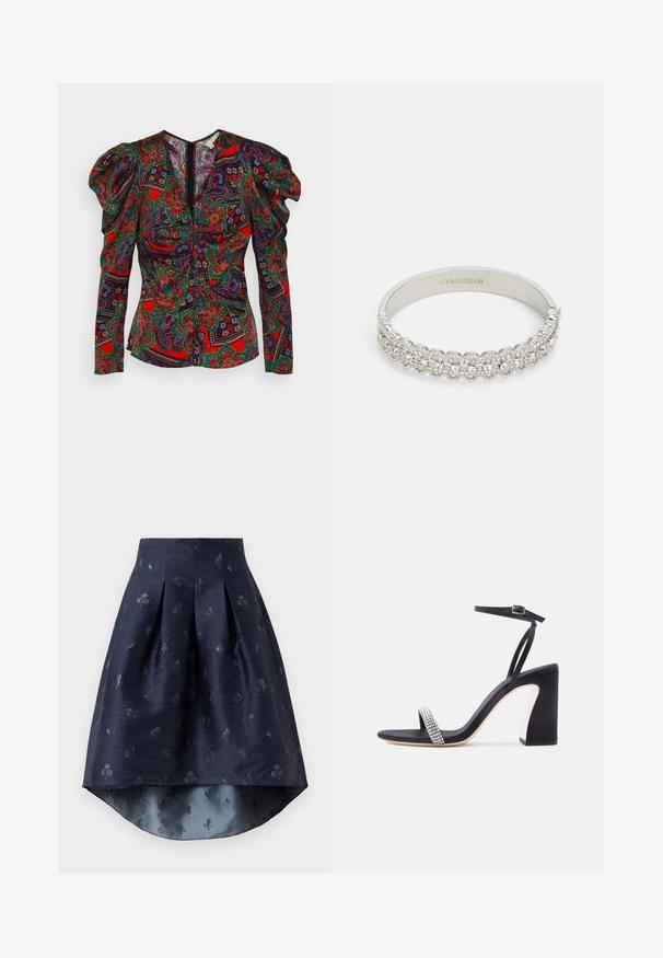 Veronica Beard SIMMONS - Blouse - flame red multi; Marineblauwe high-low rok met plooien en een subtiel patroon van speelkaartsymbolen in een iets glanzende stof.; Zwarte sandaal met hoge hak, enkelbandje en een glinsterend rhinestone bandje over de tenen, op een witte achtergrond.; Zilveren armband met een rij ronde, heldere kristallen, een gestructureerd patroon, een gladde binnenkant en een sluiting met een haak.