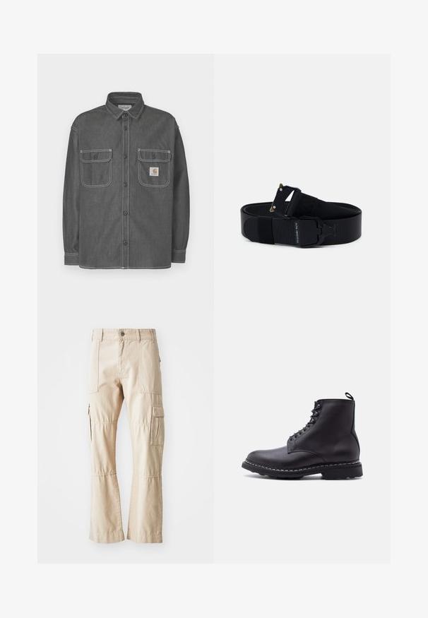 Donkergrijze spijkerachtige overhemdjas met twee borstzakken, knoopsluiting en contrasterende witte stiksels. Carhartt-logo op de zak.; Beige cargobroek van duurzaam katoen, met meerdere zakken, een recht model en zichtbare stiksels.; Zwarte leren veterschoenen voor enkels met dikke zool en trekband aan de achterkant, getoond in zijaanzicht tegen een witte achtergrond.; Zwarte nylon riem met een gestructureerde afwerking, voorzien van een zwarte metalen gesp en gouden accenten. Verstelbare lengte met branding op de band.