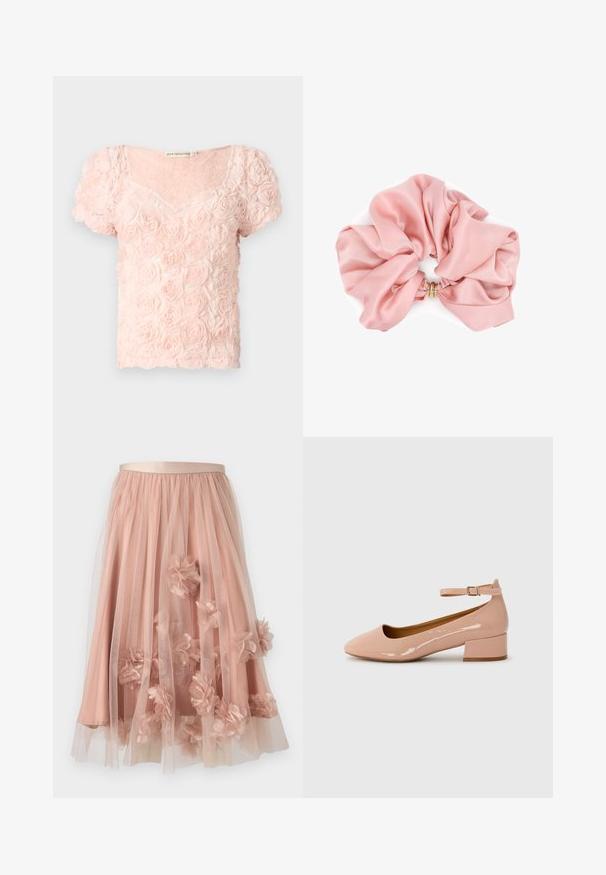 Blusa rosa claro de manga corta con patrón floral 3D de rosas y escote en V redondeado sobre un fondo liso.; Falda de tul en rosa suave con cinturilla de satén. Cuenta con tela transparente en capas y apliques florales tridimensionales por toda la prenda.; Zapatilla plana de charol rosa con punta redondeada, tira al tobillo y tacón bajo. Textura suave y diseño minimalista.; Gran coletero de raso rosa con textura suave y brillante y un pequeño detalle de anillo dorado en el centro elástico.