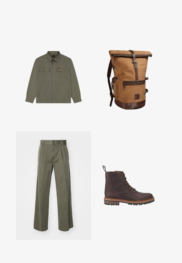 Olivgrüne Hemdjacke mit durchgehender Knopfleiste, zwei Brustklappentaschen, zwei Seitentaschen, langen Ärmeln und Kragen.; Olivgrüne Hose mit einem lockeren, weit geschnittenen Design und vorderen Falten. Hergestellt aus strukturiertem Stoff mit einem normalen Bund und ohne sichtbare Beschläge.; Braune Leder-Stiefeletten mit Schnürung, strukturierter Oberfläche, kontrastierenden beigen Sohlen und Metallösen. Verfügen über eine Lasche zum einfachen An- und Ausziehen.; Brauner Canvas-Rolltop-Rucksack mit Lederriemen, Frontreißverschlusstasche, Seitentasche und Lederboden, isoliert auf weißem Hintergrund.