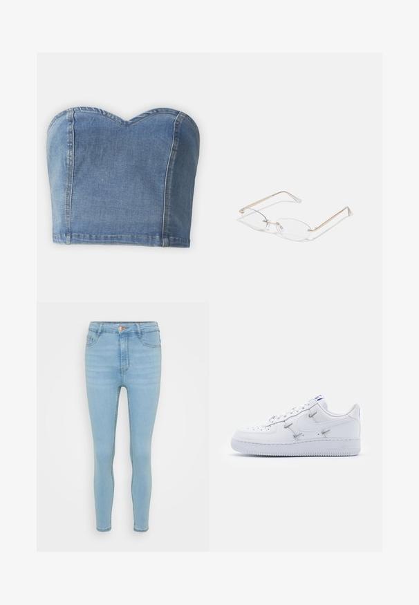 Blå denim strapless crop top med en sweetheart udskæring, struktureret design og synlige syninger. Glat tekstur og tætsiddende form.; Lyseblå denim skinny jeans med høj talje, der har en frontlukning med knap og lynlås, fem lommer og diskret falmen.; Nike Sportswear AIR FORCE 1 - Sneakers - white/hyper royal/black; Guldmetal briller med ovale linser, slanke arme og klare næsepuder. Har subtile hængsel accenter og gennemsigtige linser.