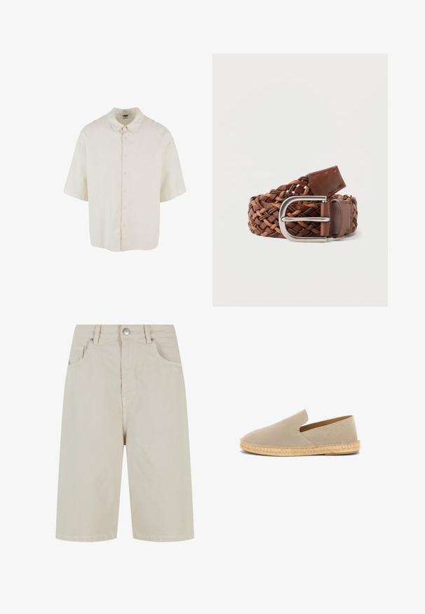 Chemise à manches courtes en tissu couleur crème, avec une coupe décontractée, une fermeture par boutons et un col classique.; Shorts en denim beige avec une coupe droite, une fermeture à bouton à l'avant et quatre poches. Le tissu a une texture lisse et un minimum de détails de couture.; Espadrille beige en daim à enfiler avec semelle enveloppée de jute et petit talon, vue latérale sur fond blanc.; Ceinture en cuir tressé marron avec boucle en métal argenté, enroulée sur un fond blanc.
