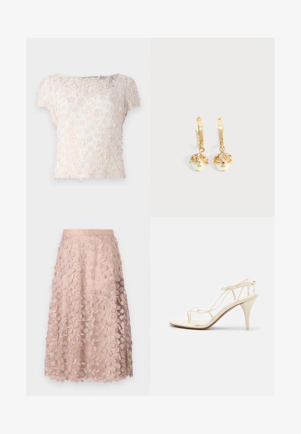 Blonde lace-top i lys beige, med blomsterapplikationer over stoffet, korte ærmer og rund halsudskæring. Tekstureret og delikat design.; Blonder midi-nederdel i blød pink med blomstermotiver, der har en tætsiddende linning og lagdelt design, hvilket fremhæver en delikat struktur.; NEOUS GIENA - Højhælede sandaletter / Højhælede sandaler - cream; Guld øreringe i hoop med hængende hvide perler indkapslet i guld og små klare krystaller på en ensfarvet lys baggrund.